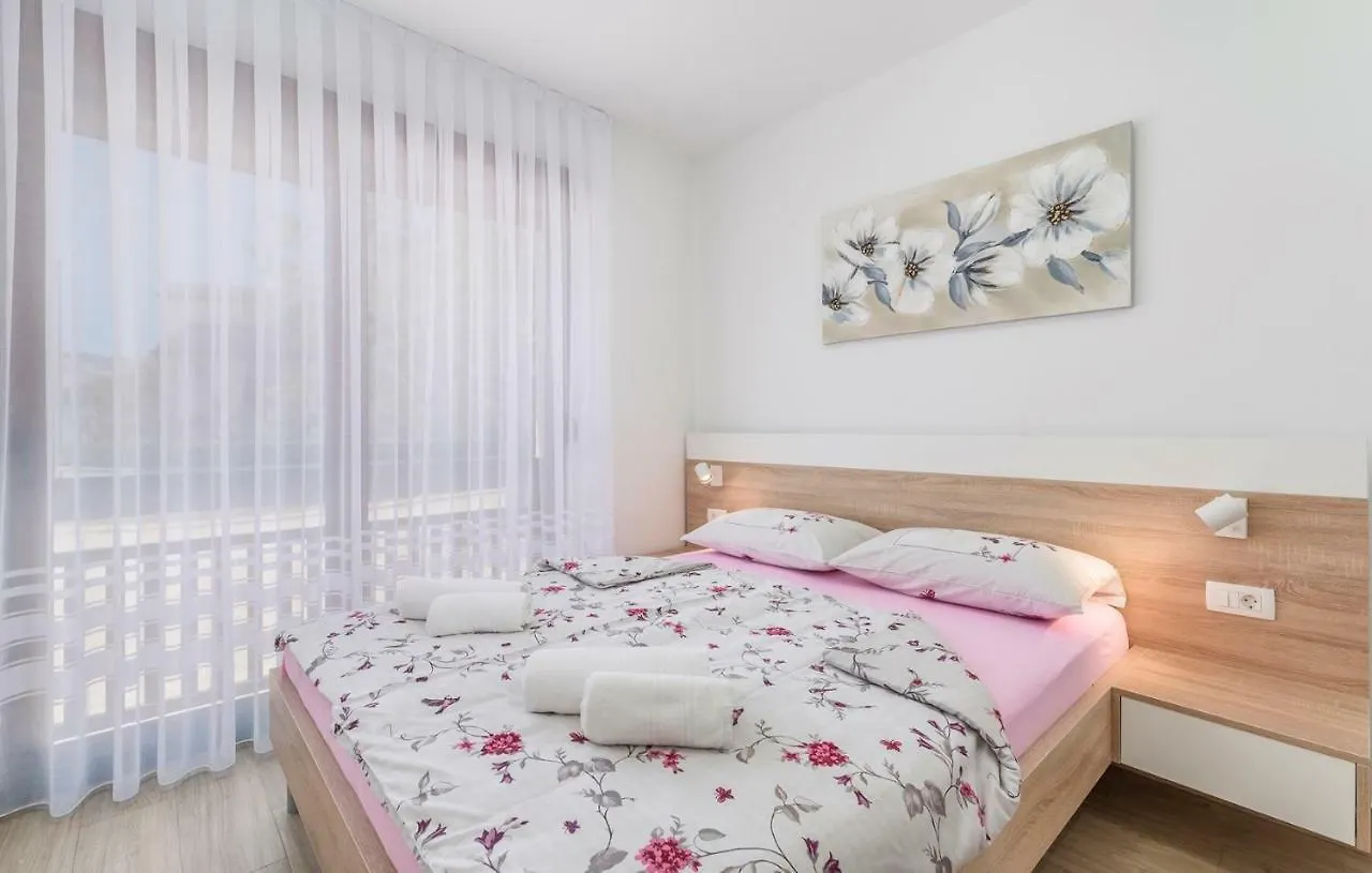 Apartments Hana In Funtana Guest house